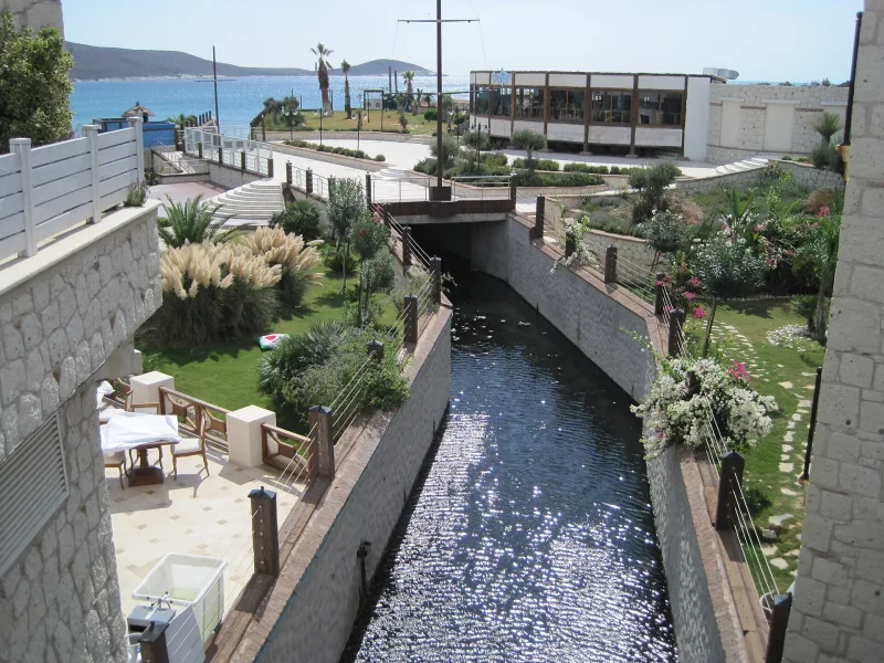 אלצ'אטי (Alaçatı) — סמטאות אבן ורוח חוף הים האגאי