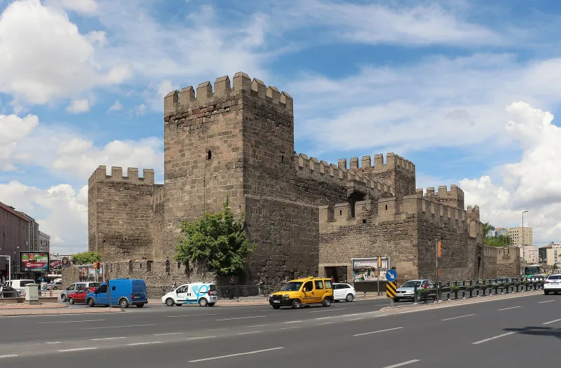 カイセリ城（Kayseri Kalesi）——玄武岩で築かれた要塞