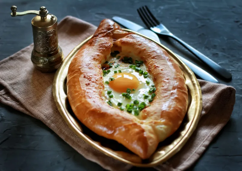 Khachapuri dans le style Adjarie