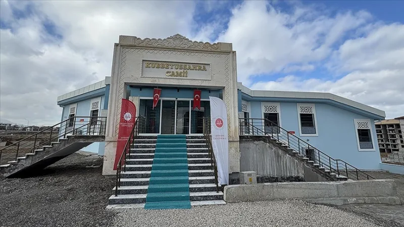 在马拉蒂亚，在地震中被毁的 125 座清真寺中，有 57 座得以重建并开放供朝拜