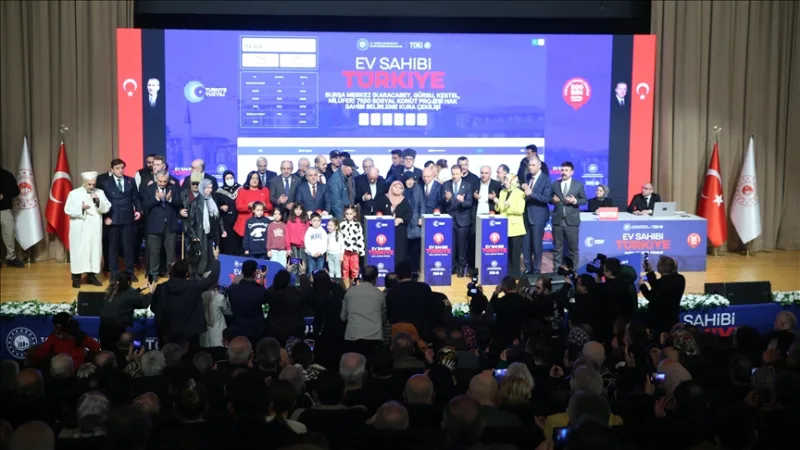 Bursan kaupunkiin rakennettavien talojen arpominen vuosisadan asuntohankkeen puitteissa.