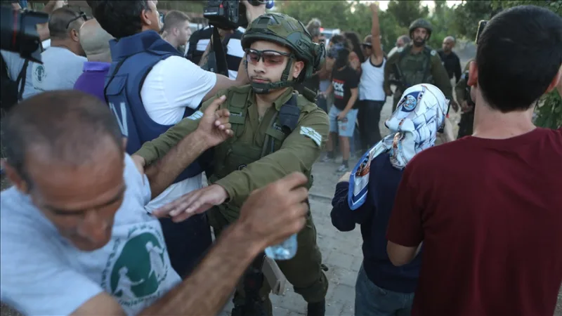 以色列士兵和犹太定居者在约旦河西岸发动了同步袭击