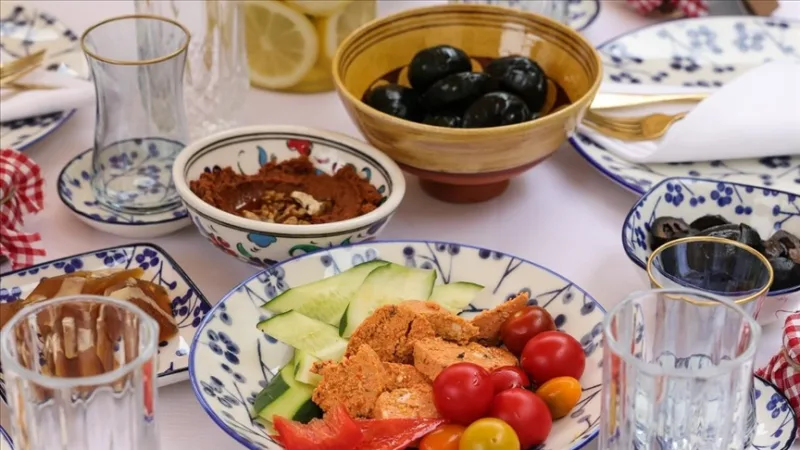 专家建议斋月结束后“逐步恢复正常饮食规律”