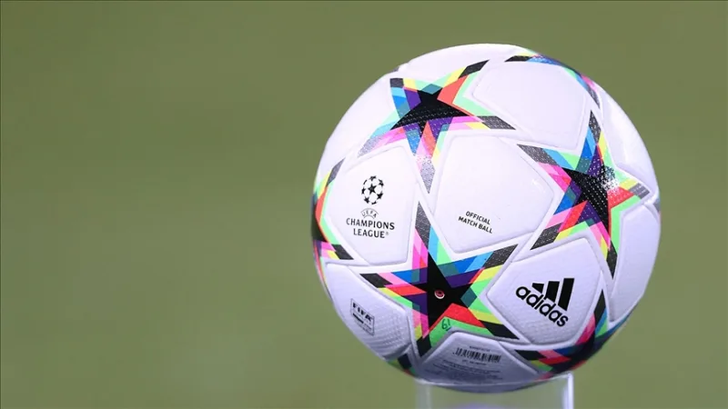 O pedido das equipas da Premier League para alargar os plantéis não foi aceite pela UEFA