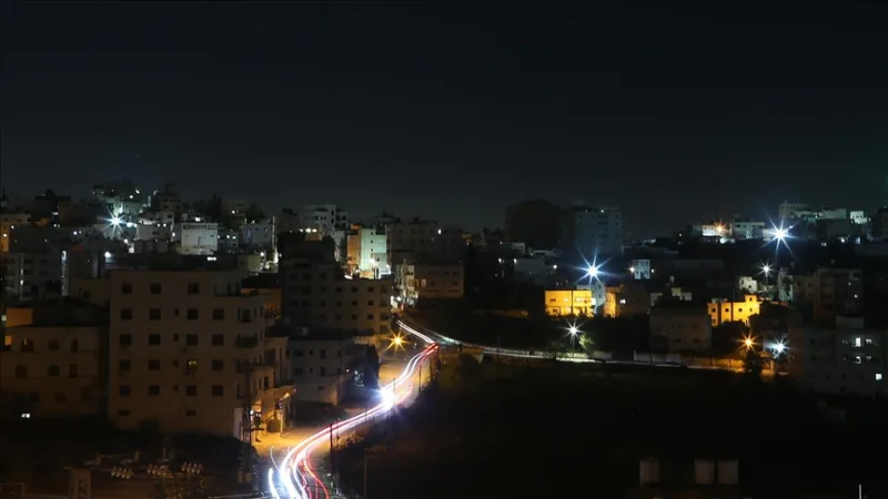 Os israelitas que usurparam os territórios palestinianos feriram três palestinianos na Cisjordânia ocupada