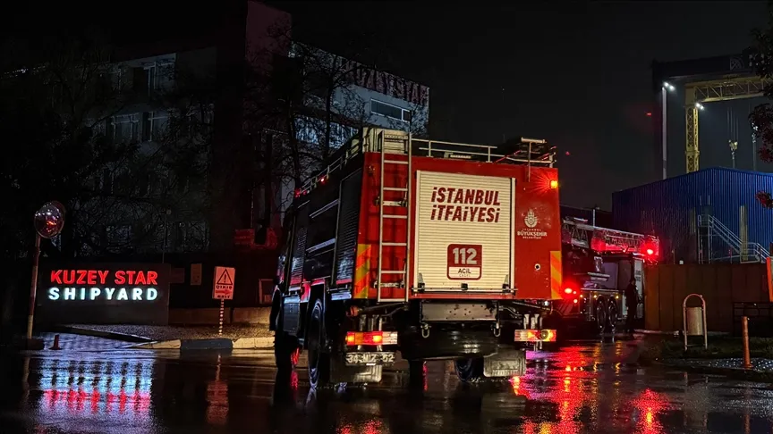 В Тузле ведется тушение пожара на судне для перевозки сухих грузов