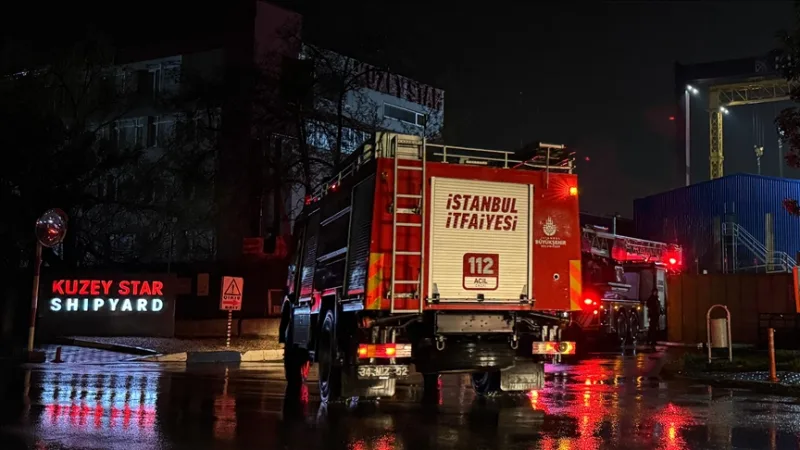 투즐라에서 화물선에서 발생한 화재에 진화 작업이 진행 중이다