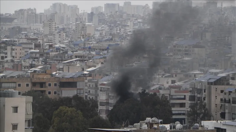 Oito pessoas perderam a vida após Israel ter atacado um mercado e uma casa no sul do Líbano