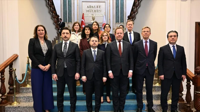 구르렉 법무부 장관이 네덜란드의 반 웰 법무·안전부 장관과 회담을 가졌다