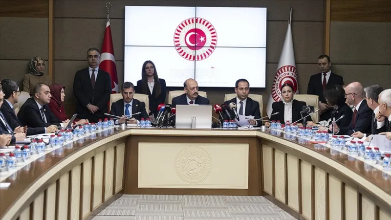 הצעת החוק, הכוללת גם תקנות הנוגעות לרשתות החברתיות ולחופשת לידה, אושרה בוועדה