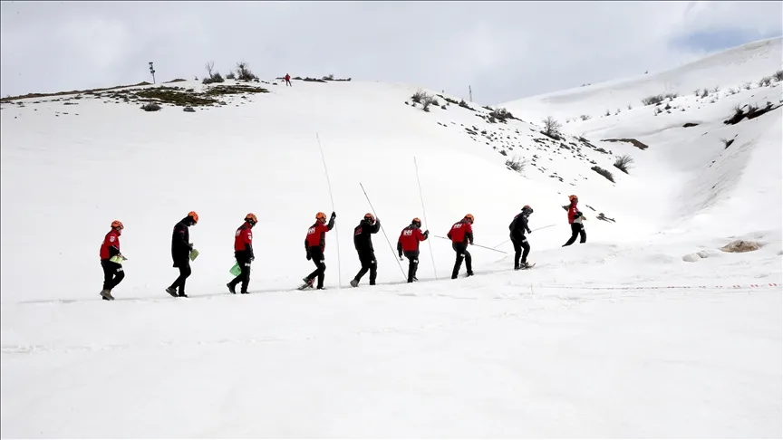 Anstrengendes Training im Schnee für das freiwillige Such- und Rettungsteam zur Bewältigung von Lawinen