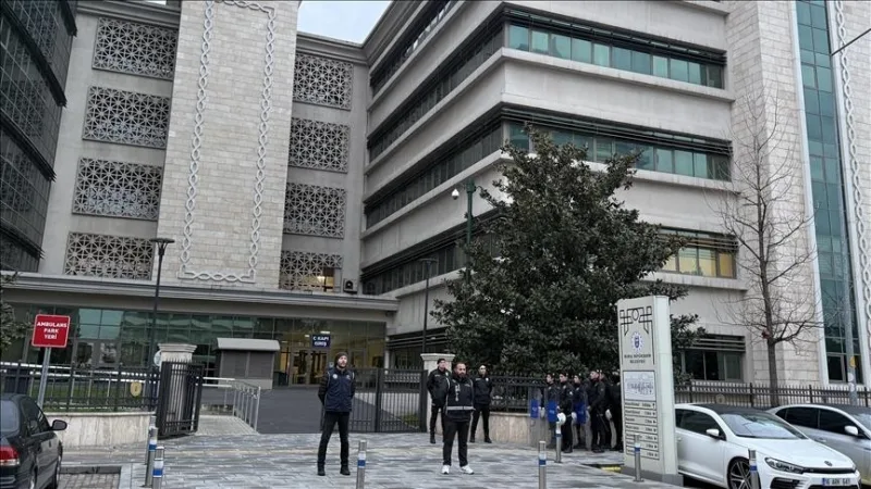 Der Bürgermeister von Bursa, Mustafa Bozbey, und 56 Verdächtige wurden dem Gericht vorgeführt