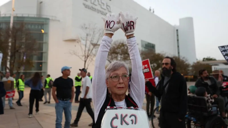 Tel-Avivban egy izraeli csoport háborúellenes tüntetést szervezett