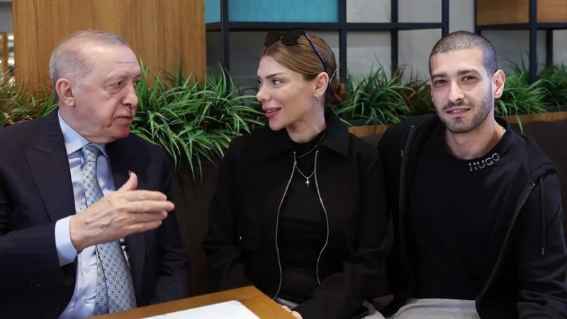 Presidentti Erdoğan keskusteli kansalaisten kanssa eräässä Beyoğlun kahvilassa