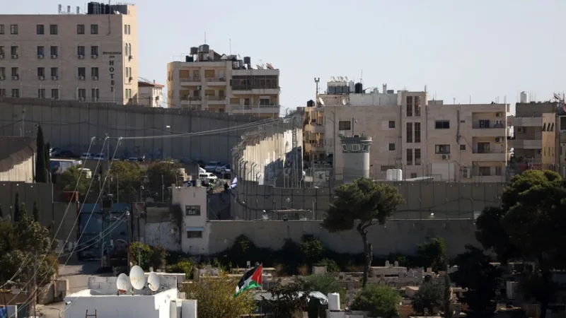 أصاب جنود إسرائيليون فلسطينياً واحداً بجروح بالقرب من الجدار الفاصل في القدس الشرقية