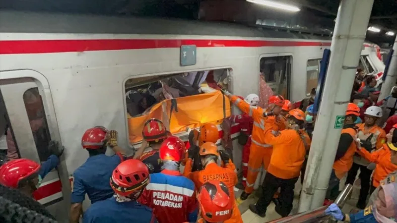 Indonezijoje per traukinio avariją žuvo 4 žmonės, 38 buvo sužeisti